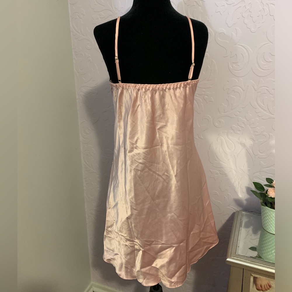 Pink satin nightgown & robe set - Picture 4 of 7